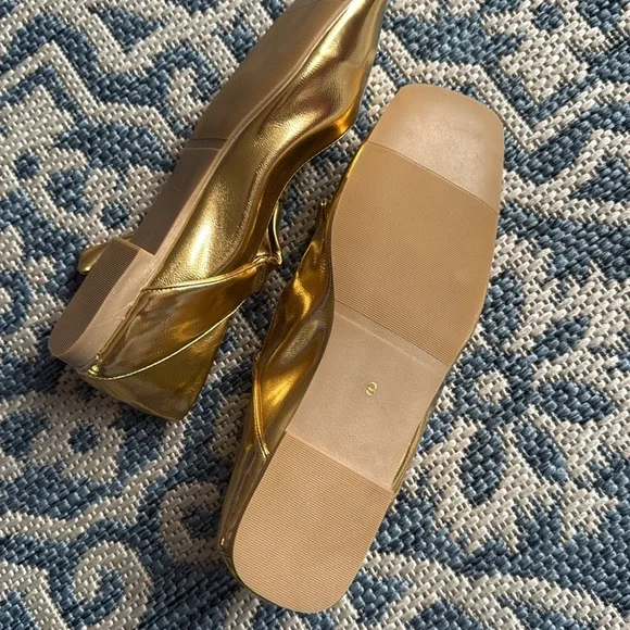Gold Women's Shoes with Bow Detail NEW - Picture 4 of 6